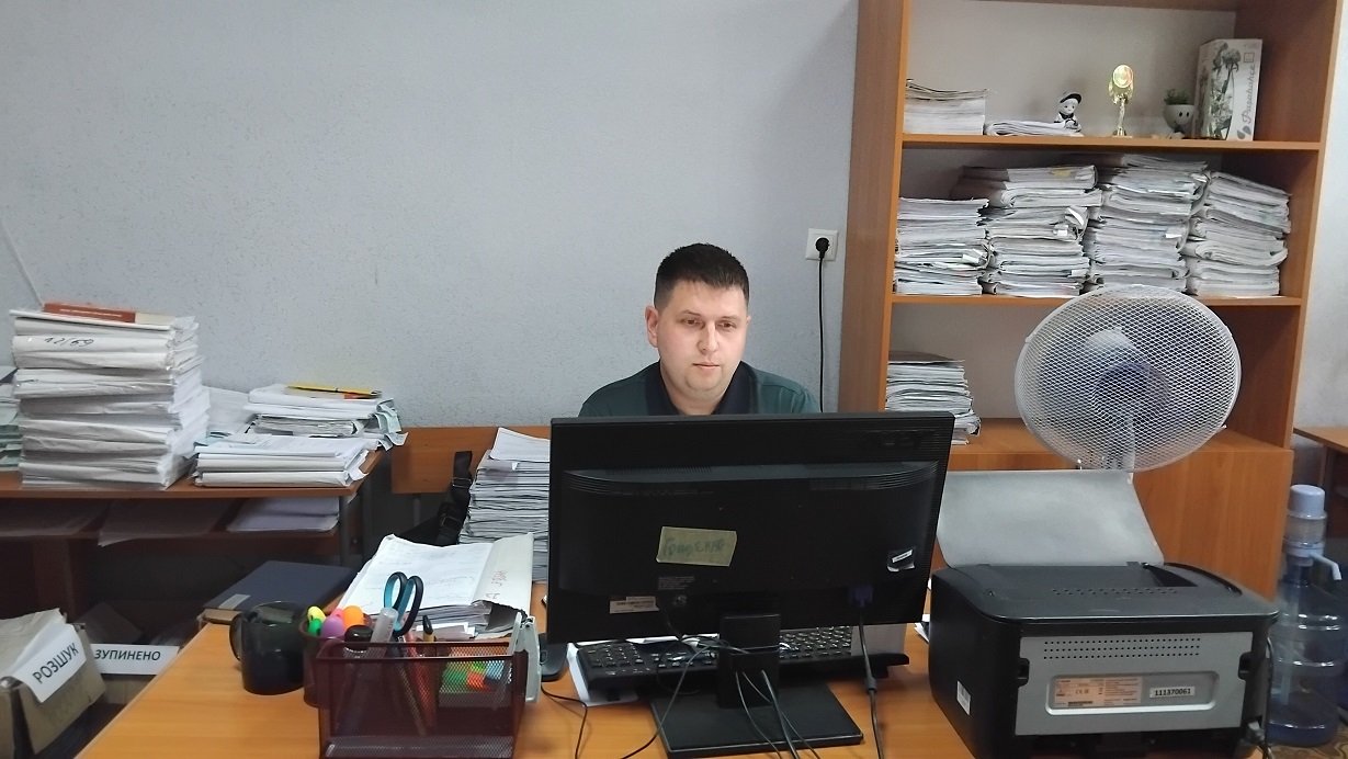 «Під час розгляду розгляду справи за статтею 130 КУпАП (водіння в нетверезому стані) треба передивитися відео з бодікамер усіх присутніх поліцейських, — пояснює помічник судді Ярослав. — Нас цікавлять основні аспекти: керування, відмова проходити тест, фрагмент, де особа сперечається і поводиться неадекватно»