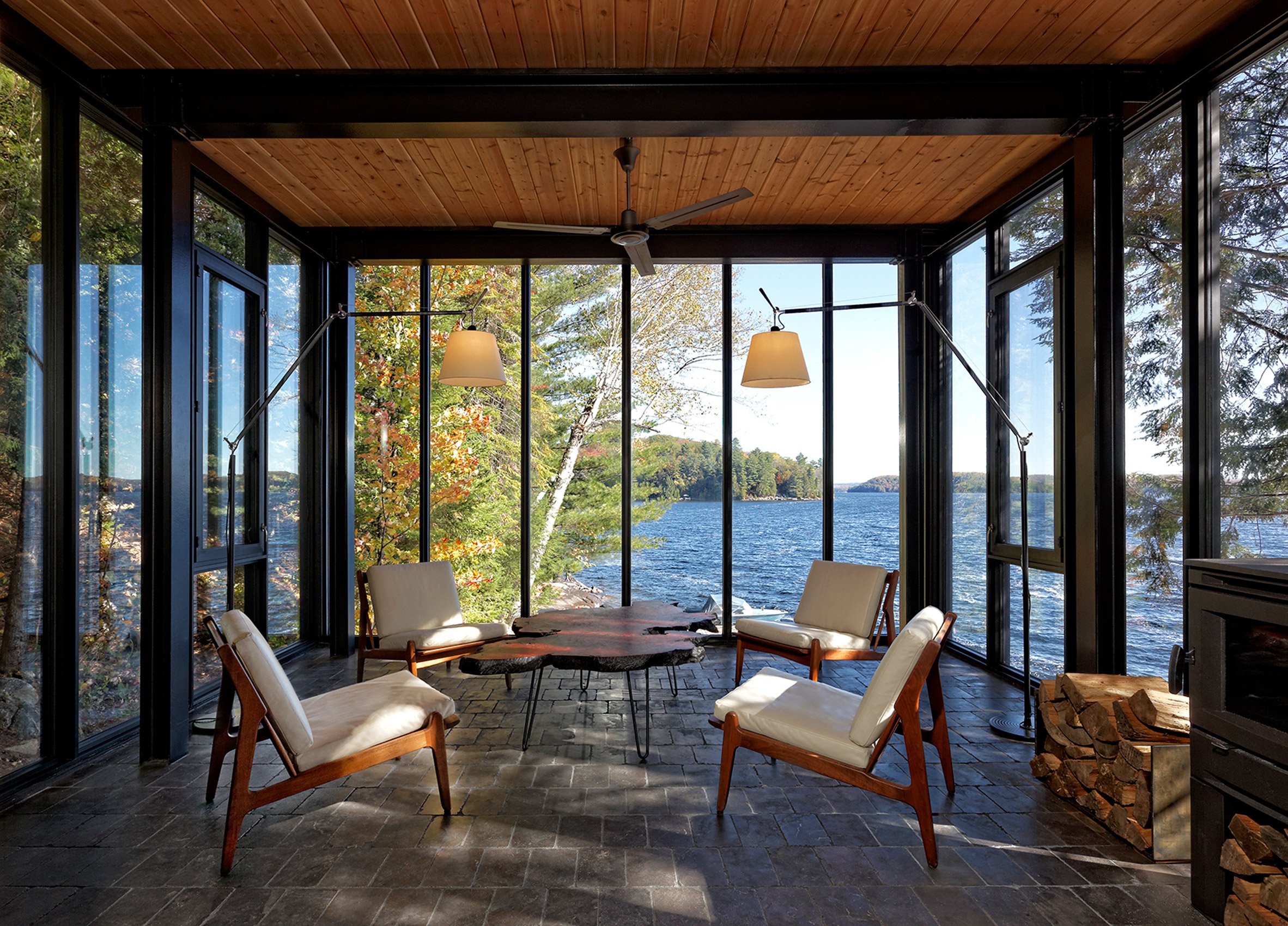 Если живешь в стеклянном доме. Дом с панорамными окнами в лесу у озера. Дом Канада Онтарио у озера. Домик с панорамными окнами. Домик с большими окнами.