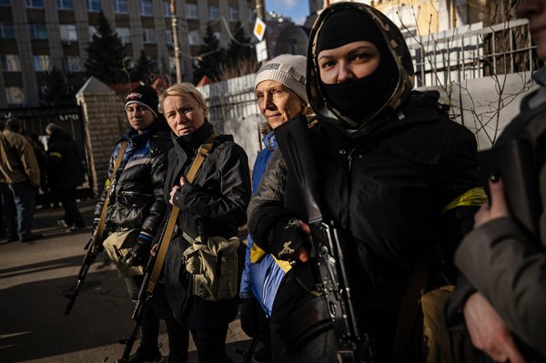 Українські цивільні героїні та герої проти окупантів (ФОТО)