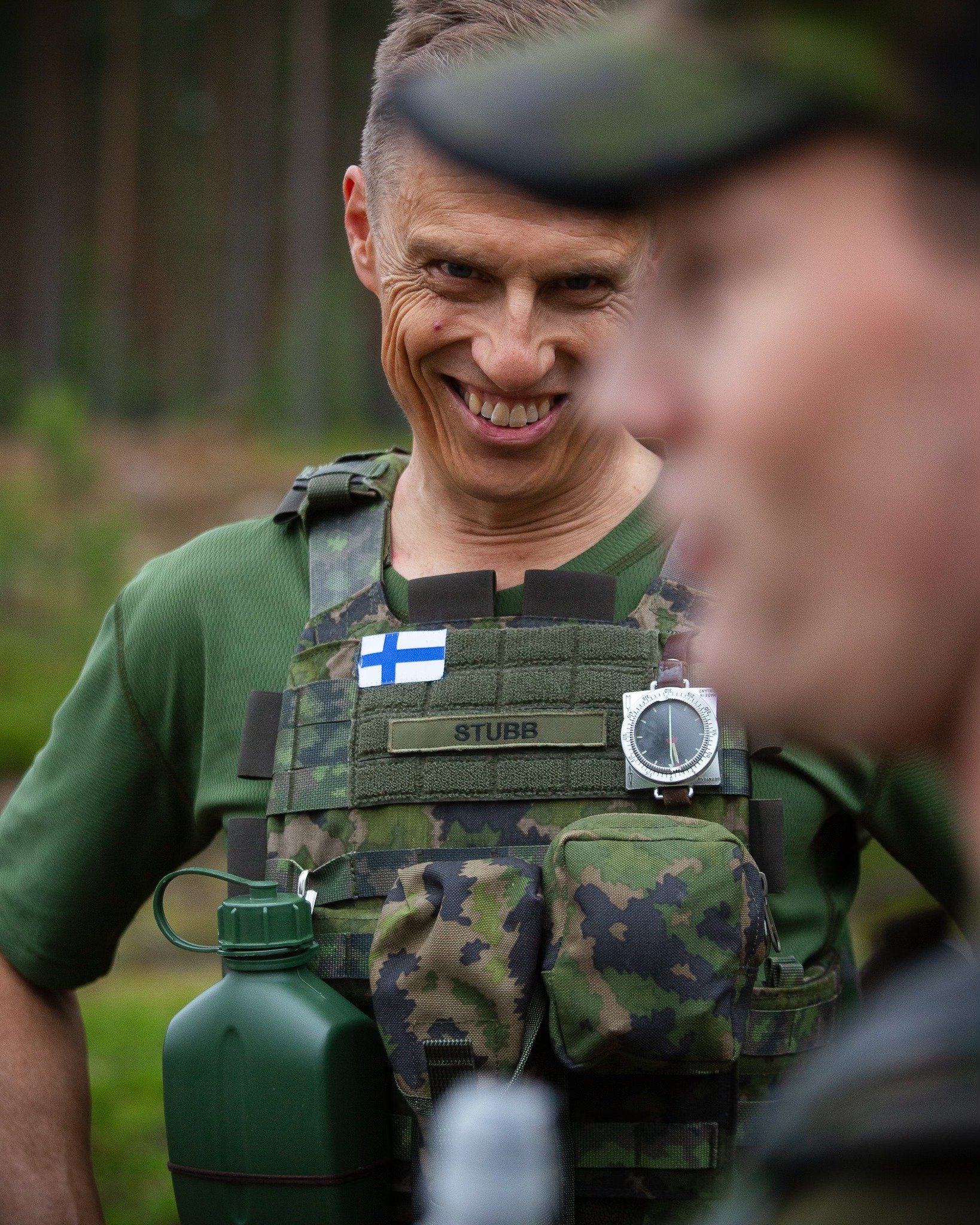 Президент Фінляндії мотивує людей служити, особисто беручи участь у військових змаганнях резервістів. Фото з фейсбук-сторінки Стубба