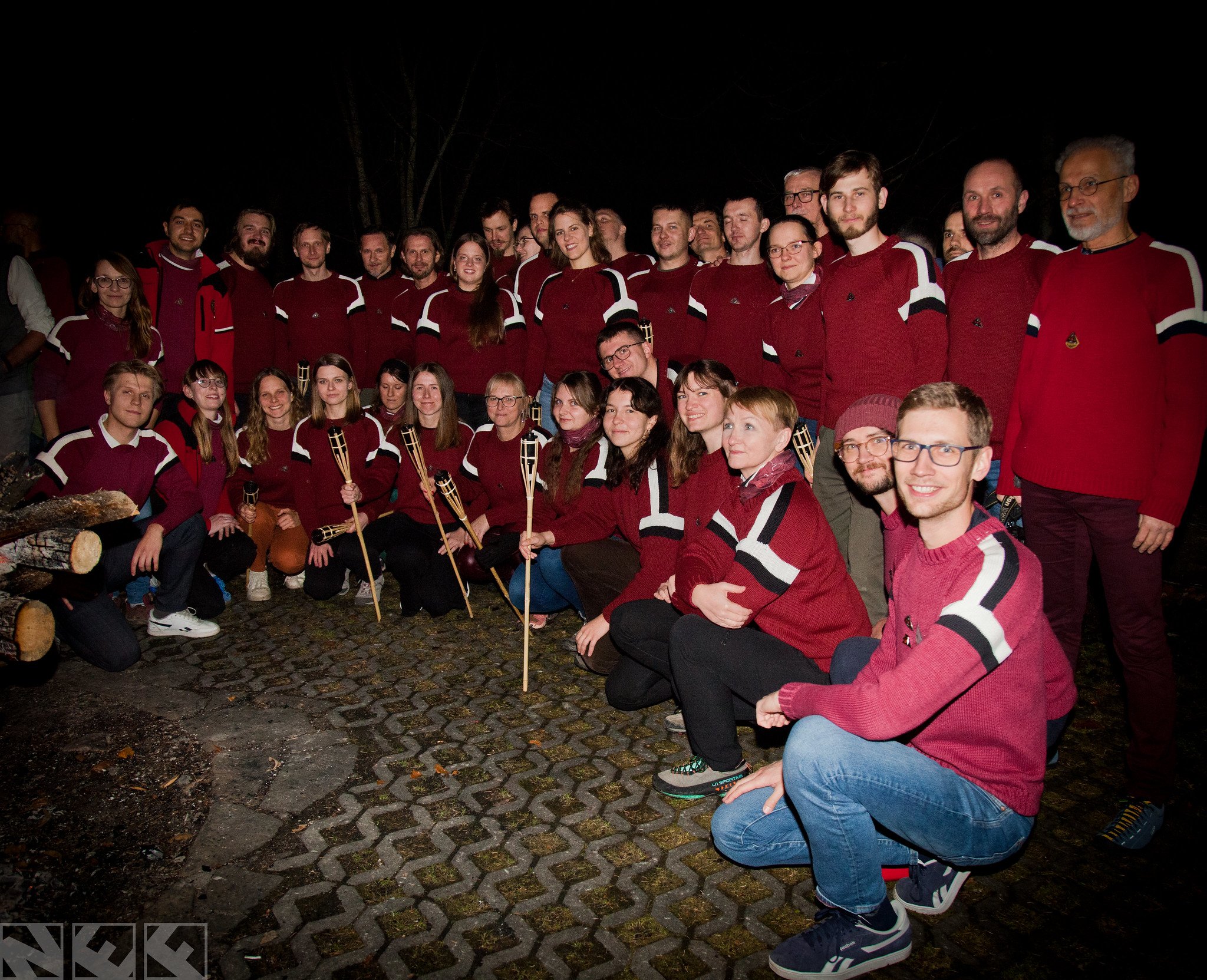 Група польських гідів у традиційних червоних светрах. Фото надане авторкою