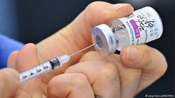 Кілька країн призупинили вакцинацію AstraZeneca через підозри випадків тромбозу. Медагенція ЄС: підстав нема