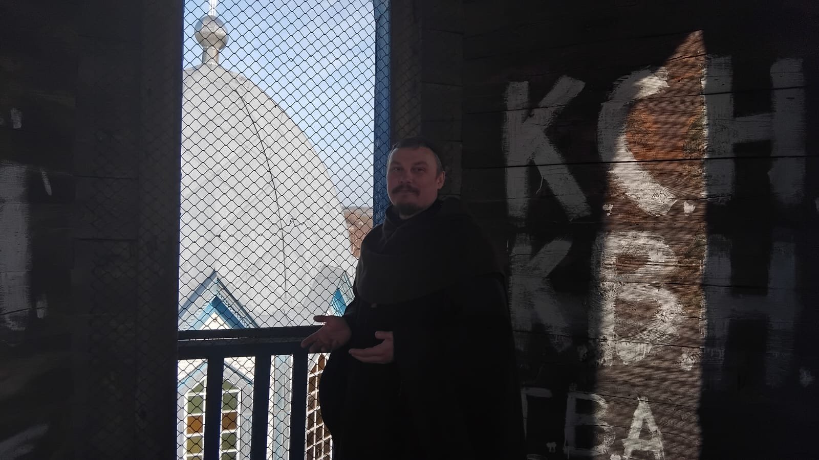 Отець Віталій на дзвіниці храму в селі Дягова. Фото автора