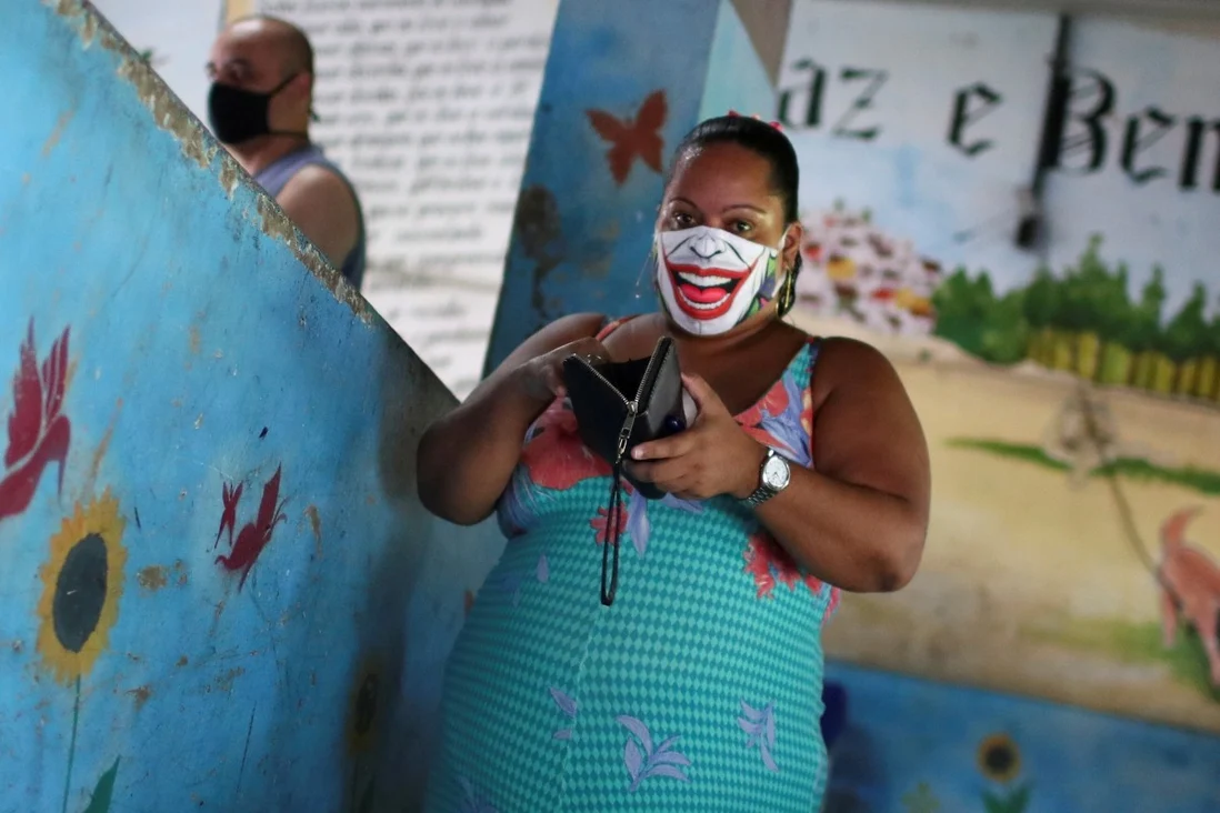 Жінка в захисній масці в Бразилії, фото Reuters