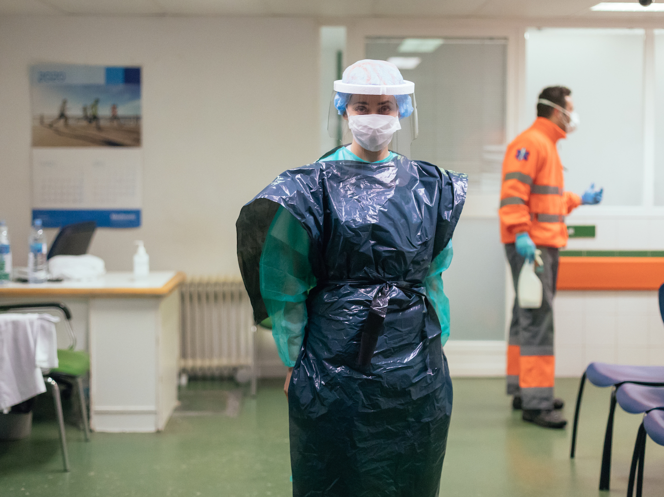 Медсестра в Іспанії в костюмі з пластикових сміттєвих пакетів: там на піку епідемії бракувало всього. Але в Україні наразі нема причин для такої незахищеності лікарів