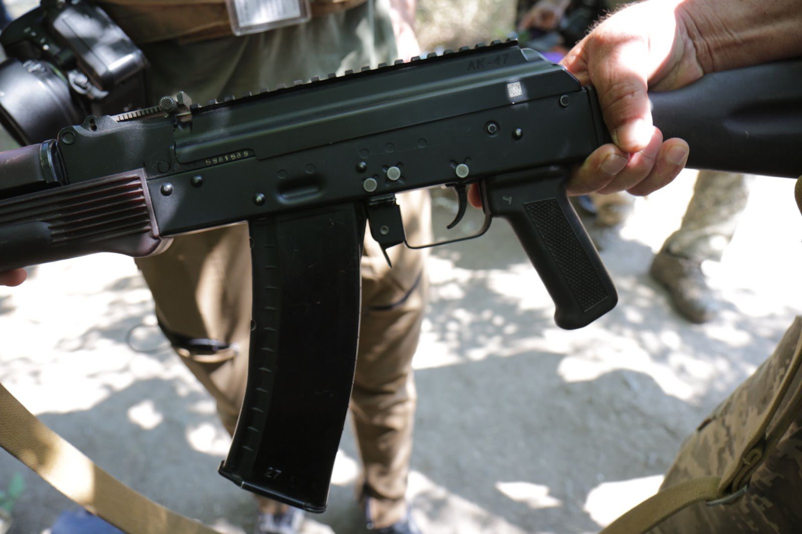 АК-47 з планкою — основна стрілецька зброя в ЗСУ. Фото авторки