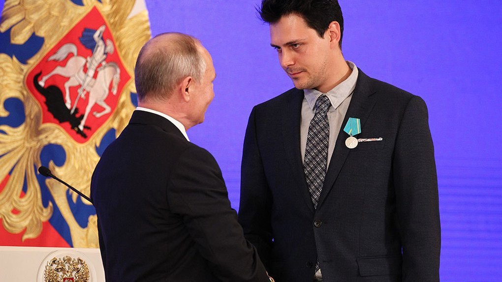 Путін нагроджує Биковича медаллю. Джерело фото: Суспільне
