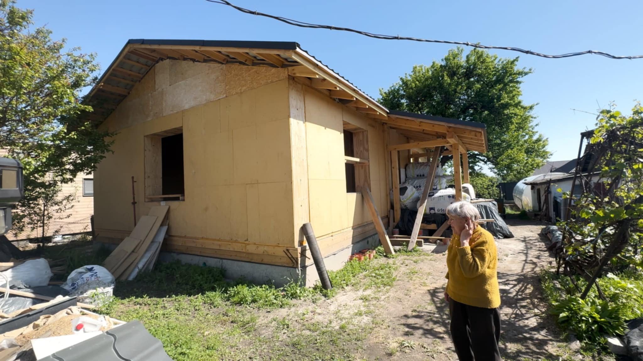 Ганна Семенюк у своєму дворі в селі Новоселівка на Чернігівщині. Фото авторки
