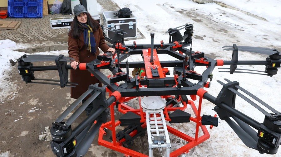 Журналістка "Оборонки" біля дрона «Аюдаг-6»