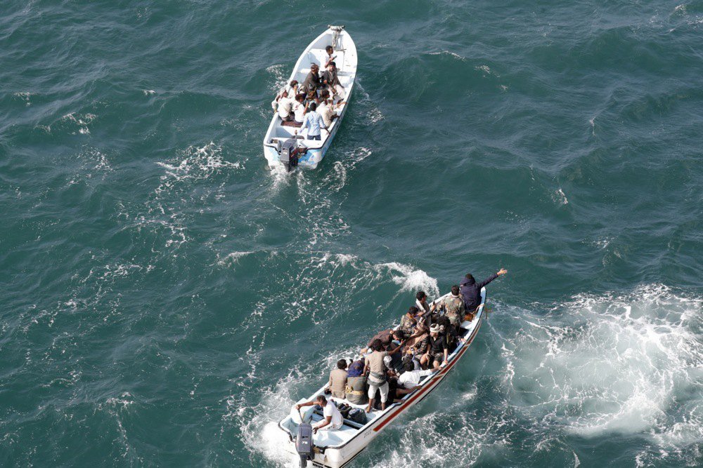 Човен з хуситами прямує до захопленого ними вантажного судна. Фото: EPA/UPG