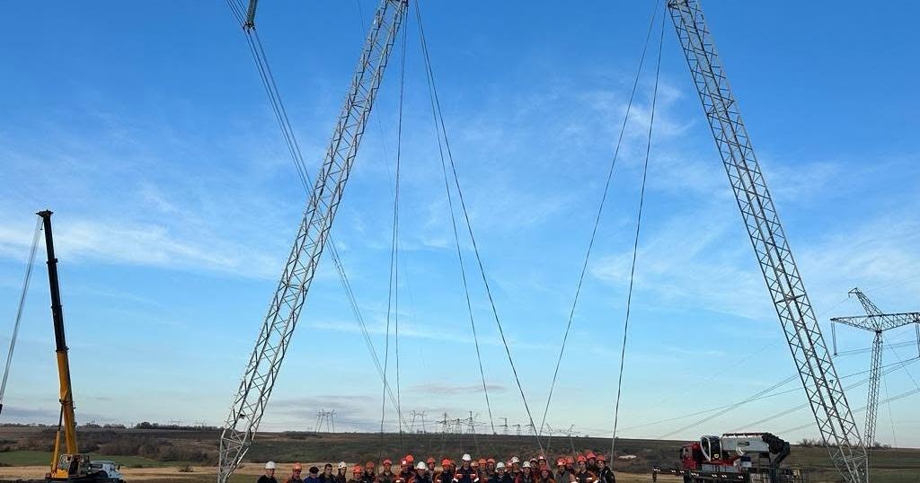 Повністю захистити ЛЕП неможливо. Як Україні збудувати енергосистему, яка легко відновлюється