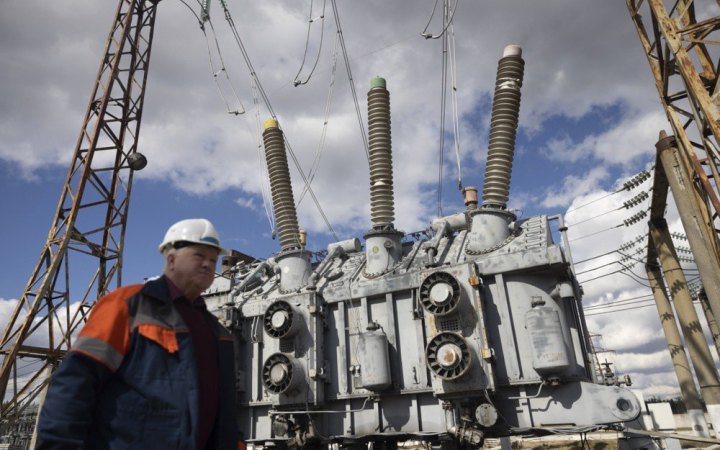 Комунальники ремонтують обладнання енергетичної інфраструктури після ракетного удару. Фото: EPA/UPG