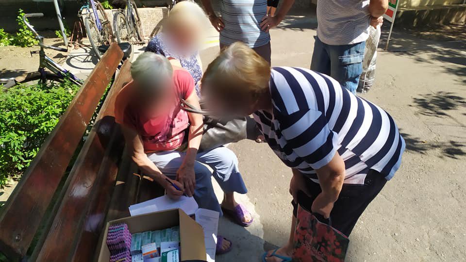 Волонтери роздають херсонцям ліки за списками. Фото з фейсбук-сторінки Ірини Саліхової