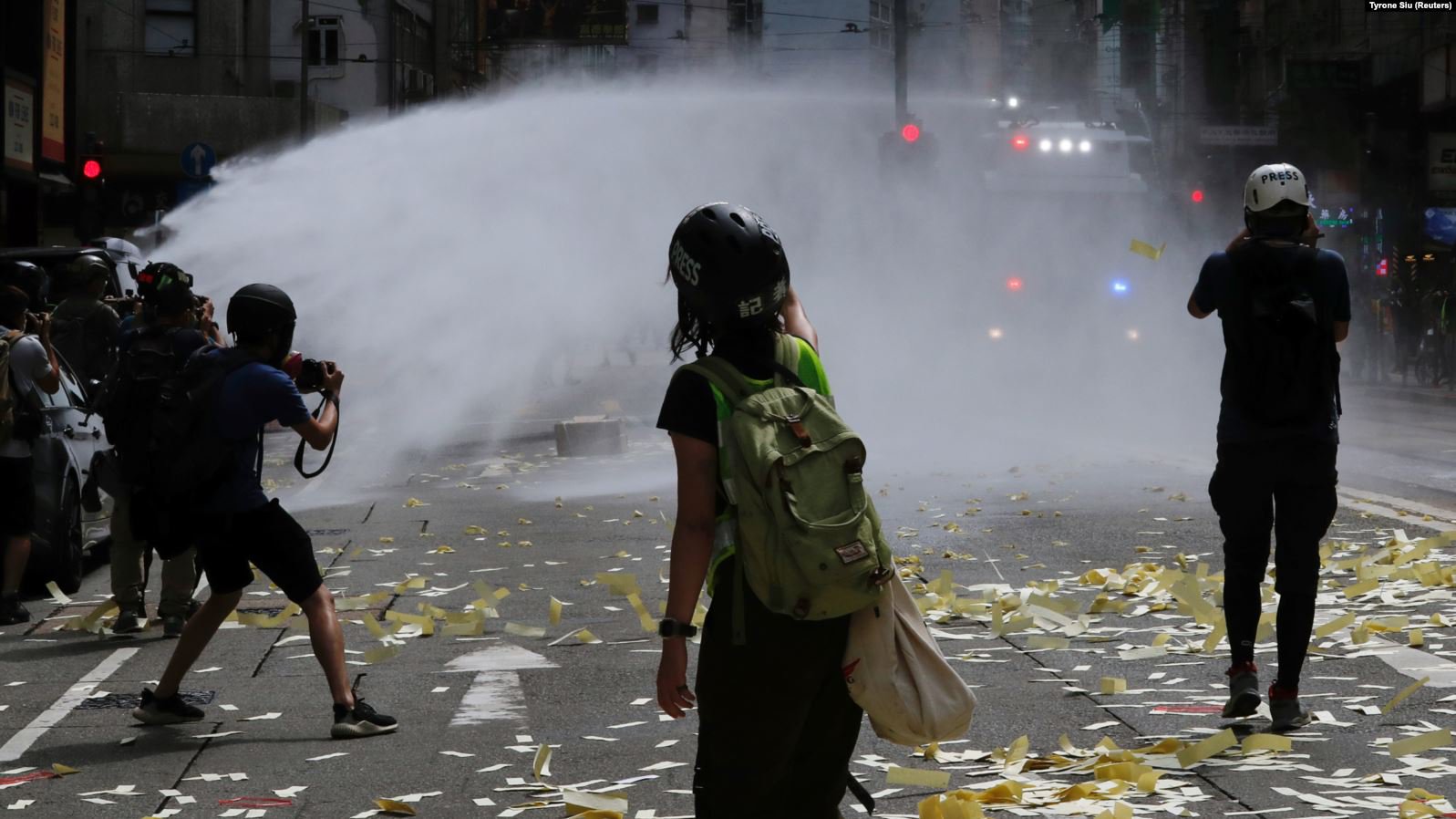 Поліція розганяє демонстрантів під час акції протесту в річницю передачі Гонконгу Британією Китаю. Гонконг, 1 липня 2019 року: фото Reuters