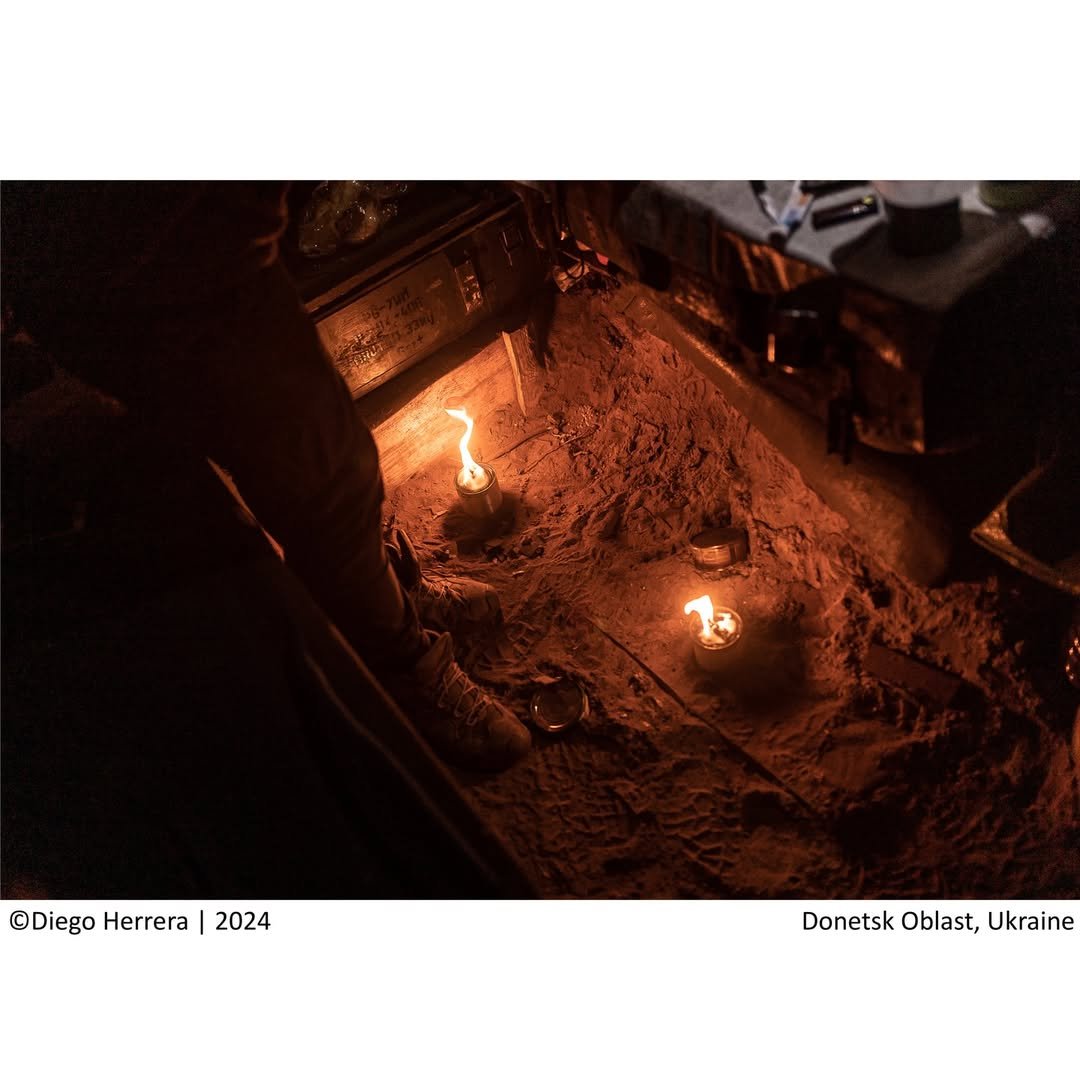 Піхотинці обігрівають крихітну землянку, вириту в лісах під Кремінною. Фото: Дієго Еррера