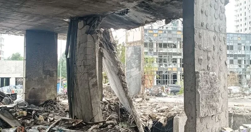 У багатоповерхівці на лівому березі Києва загинули 11 людей. Удар зруйнував підвал, облаштований як укриття (ФОТО)