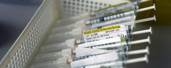 О, почалося: в Україну ввезли фальшиву "вакцину Pfizer", ймовірно, нею вкололася частина керівництва країни