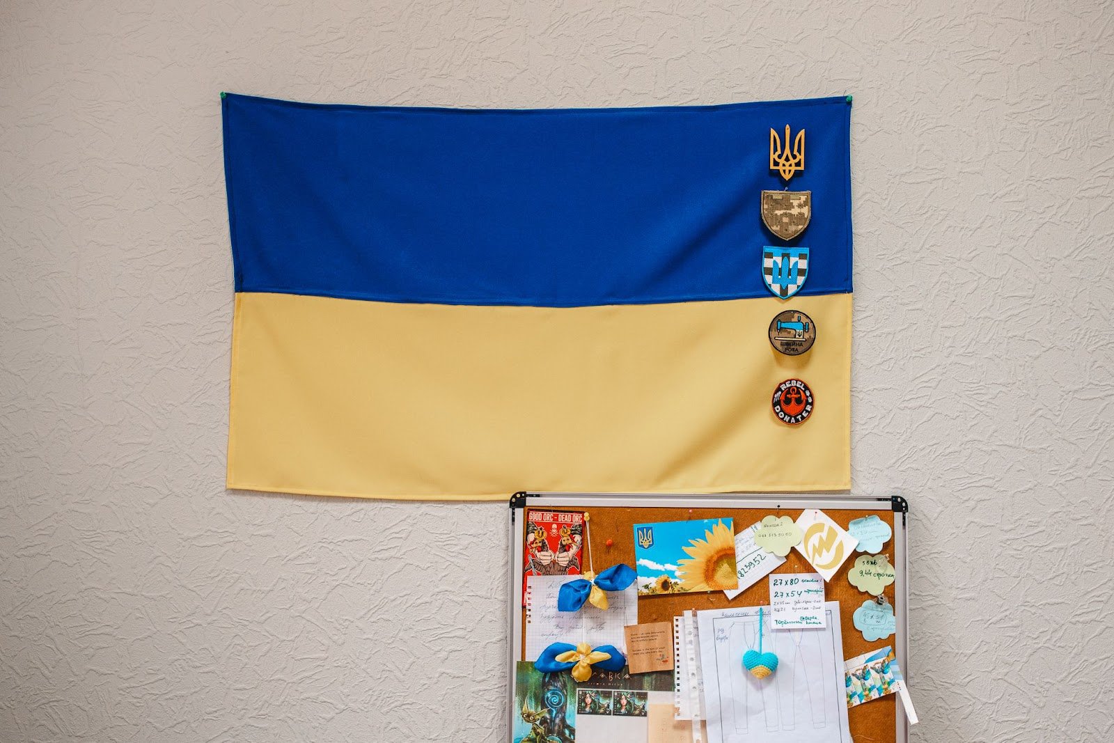 Прапор на стіні у швейній майстерні, фото Арсена Дзодзаєва