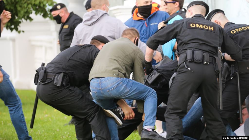 Співробітники поліції затримують демонстрантів, Мінськ, 14 липня 2020 року