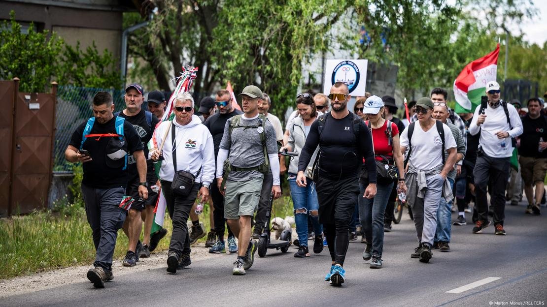 Лідер угорської опозиції Петер Мадяр (у центрі) пройшов маршем зі своїми прихильниками та послідовниками через Угорщину аж до закордонних угорців у Румунії. Фото: Marton Monus/REUTER