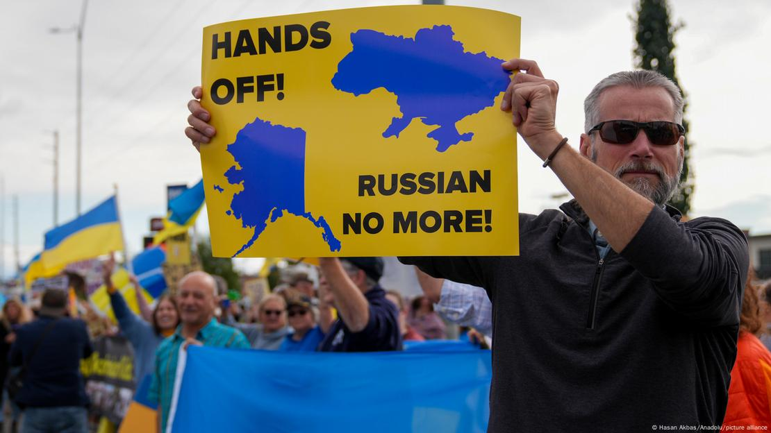 "Руки геть! Більше не російське" — плакат на демонстрації із контурами мап Аляски та України. Фото: Hasan Akbas/Anadolu/picture alliance