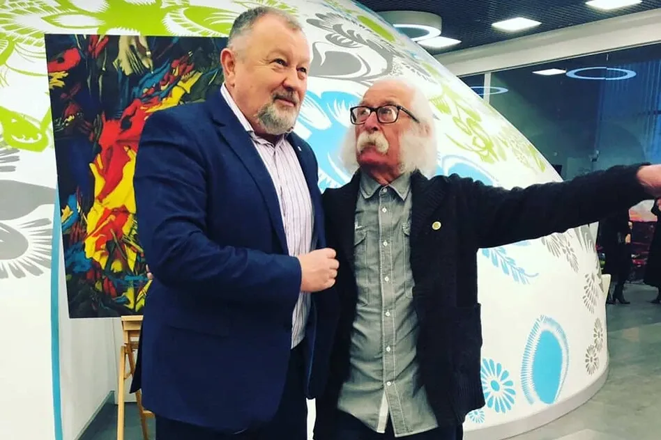 Живописець Іван Марчук (на фото справа) судиться за відібрані у нього авторські права. У тіні процесу – його земляк, екснардеп Михайло Апостол (на фото зліва) фото: Михайло Апостол/Facebook