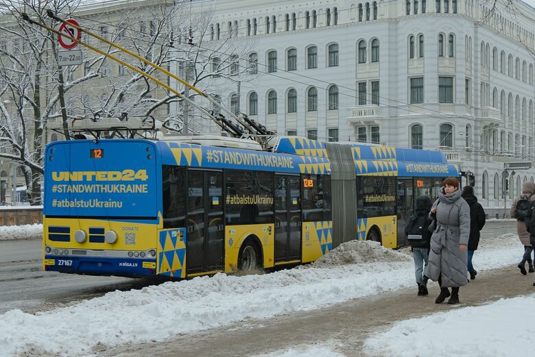 Муніципалітет Риги запустив тролейбус з оригінальним українським дизайном. Фото: Цензор.НЕТ