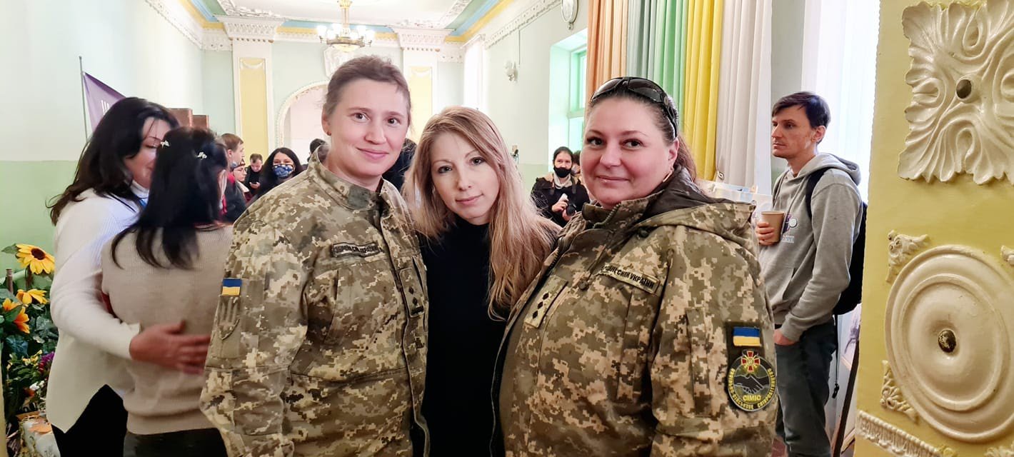 Організаторка Вікторія Амеліна (посередині) дякує військовослужбовицям, які гарантували безпеку під час проведення фестивалю