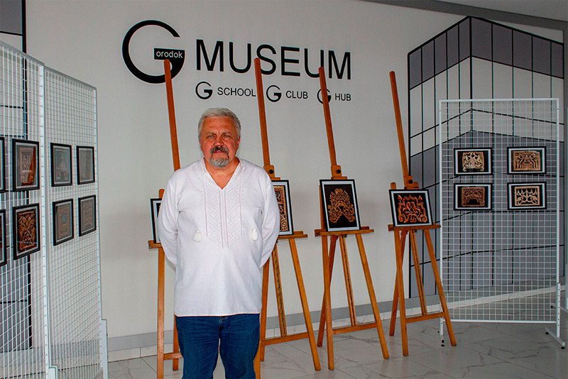 Дмитро Полюхович у городоцькому музеї під час відкриття виставки своїх робіт