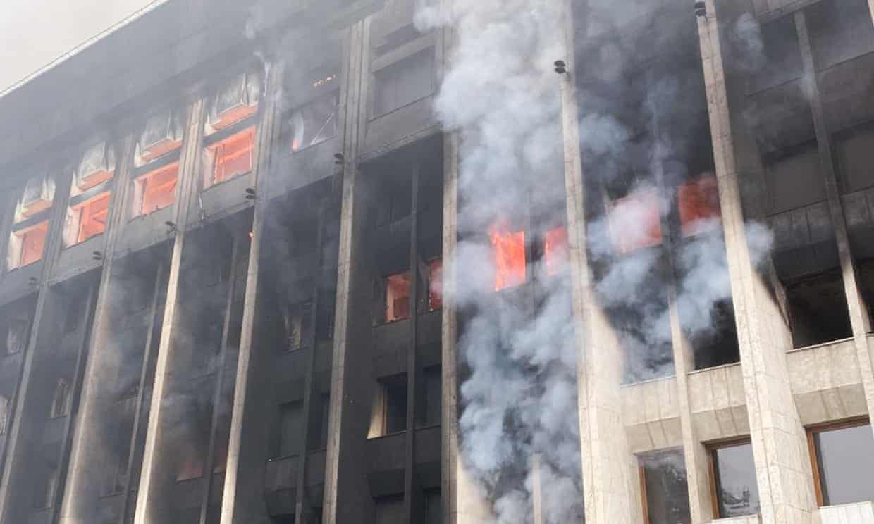 Акимат (міська адміністрація) міста Алмати горить унаслідок штурму протестувальниками. Фото Orda.kz/Tass/Getty