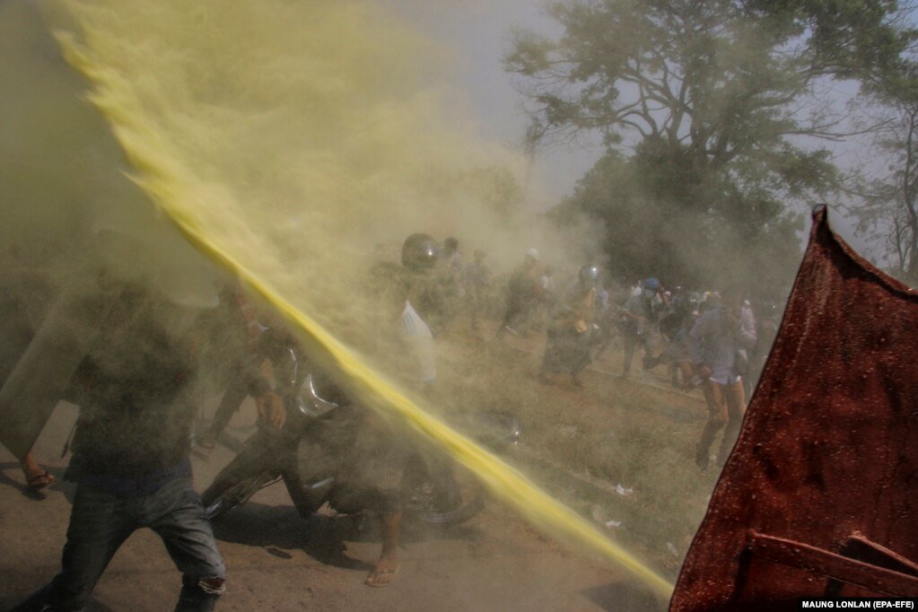 Нейп’їдо. Протестувальники намагаються прикритися від залпу вогнегасника і сльозогінного газу: фото ЕРА