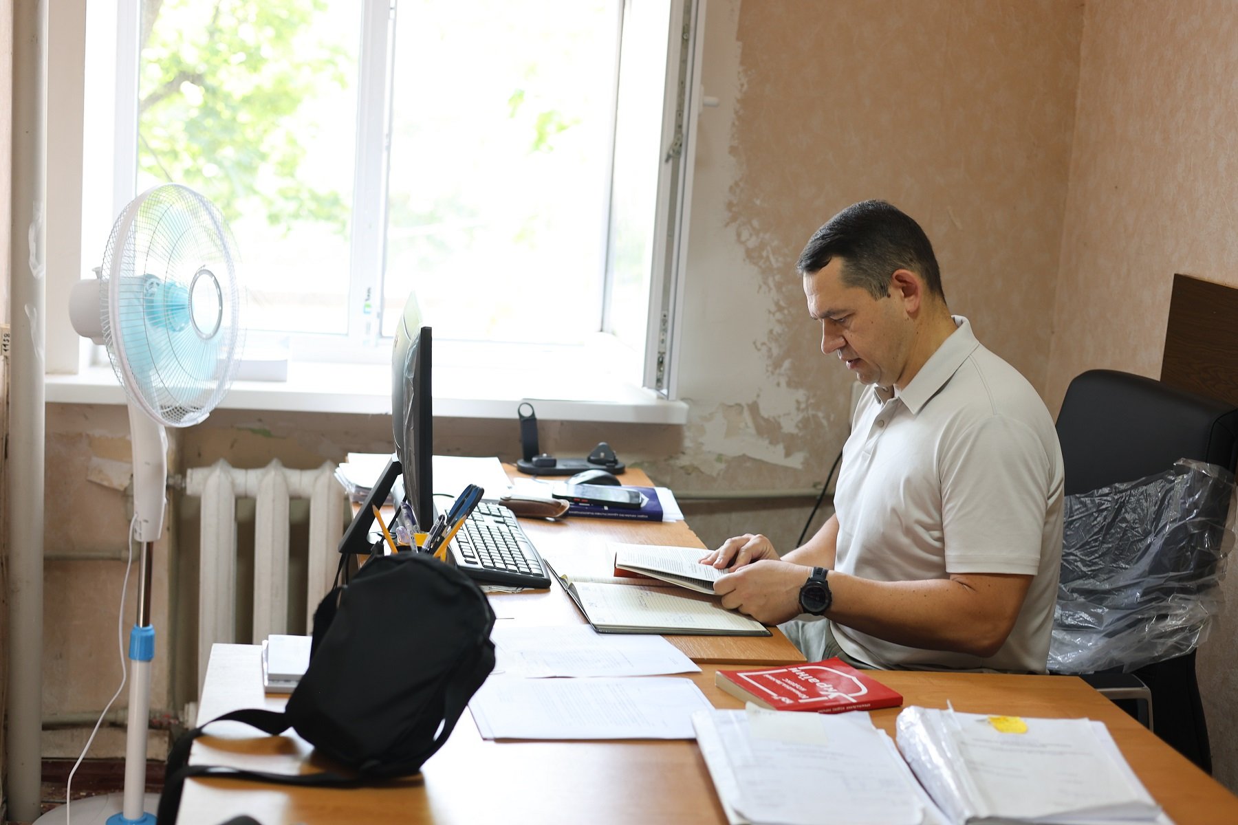 Поки помічниця Ольга не чує, суддя Дмитро Круподеря зізнається: «Помічники в нашому суддівському житті відіграють дуже-дуже важливу роль, а особливо зараз із таким навантаженням. Без помічників ми просто зупинимося, чесно вам кажу». Фото авторки
