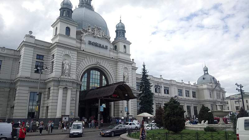 Двірцева площа перед Львівським залізничним вокзалом – як було... (фото: Вікіпедія)