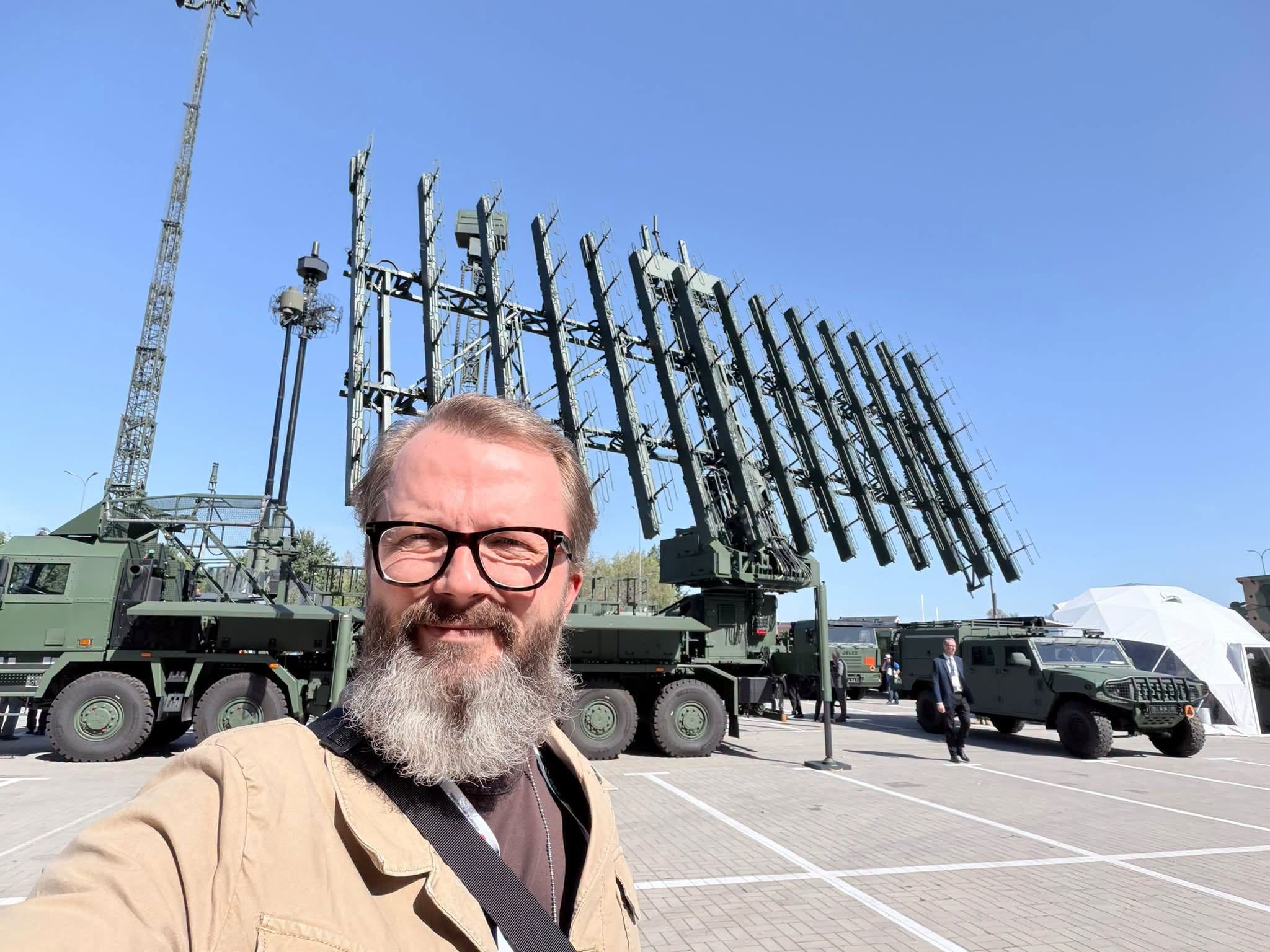 Анатолій Храпчинський: "Наочна ілюстрація цієї прірви — у мене за спиною. Це польська P-18PL: радар за десятки мільйонів євро, створений для того, щоб виявляти в небі залізо за пару тисяч доларів із китайського ринку"
