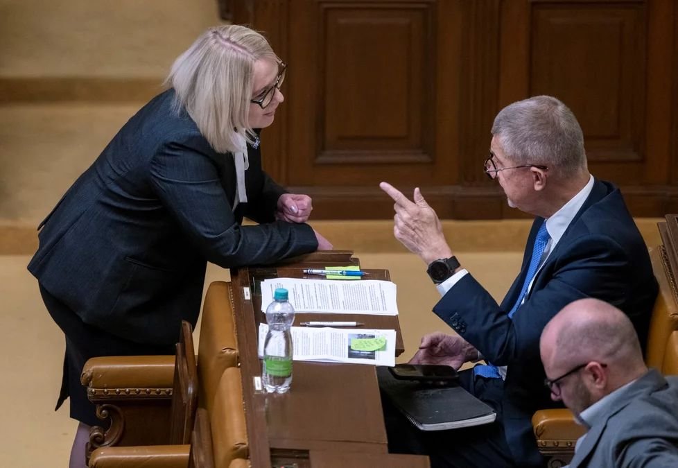 Міністерка оборони Чехії Яна Чернохова сперечається у парламенті із лідером опозиційної ANO Андреєм Бабішем. Фото: Міхаела Ржігова / ЧТК