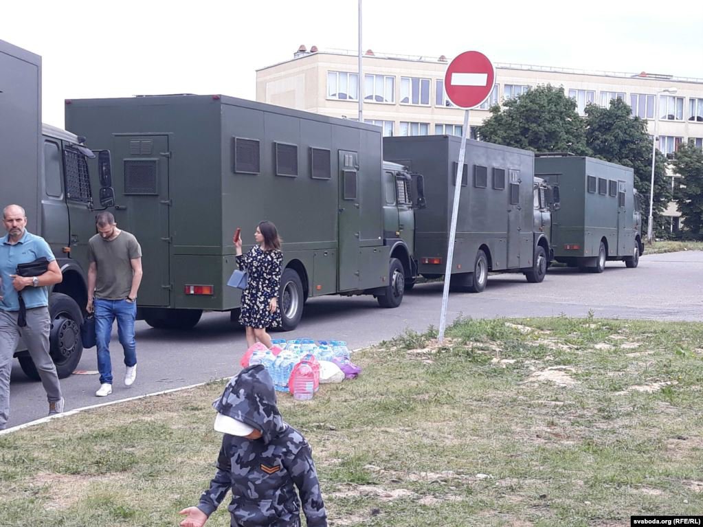 Тюрма на Акрэсьціна в Мінську: автозаки підвезли після того, як тут зібралися сотні родичів затриманих