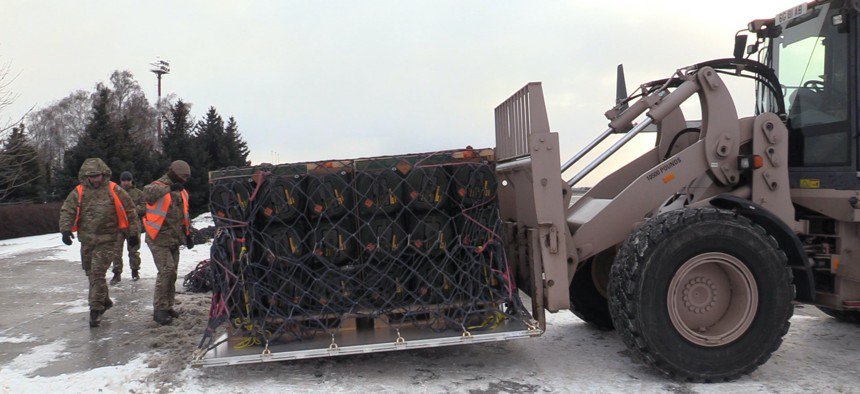 Легка протитанкова оборонна зброя прибула з Великобританії до Києва 18 січня 2022 року. Фото Міноборони України