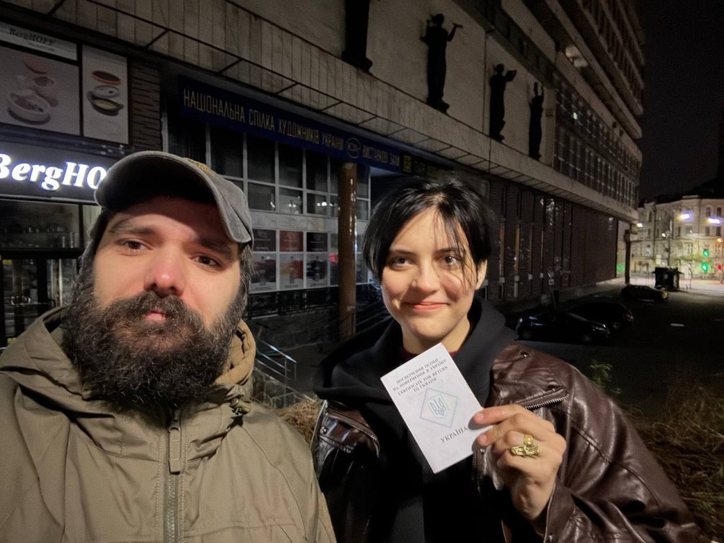 Поліна з Богданом Кротевичем, який допомагав їй повернутися в Україну