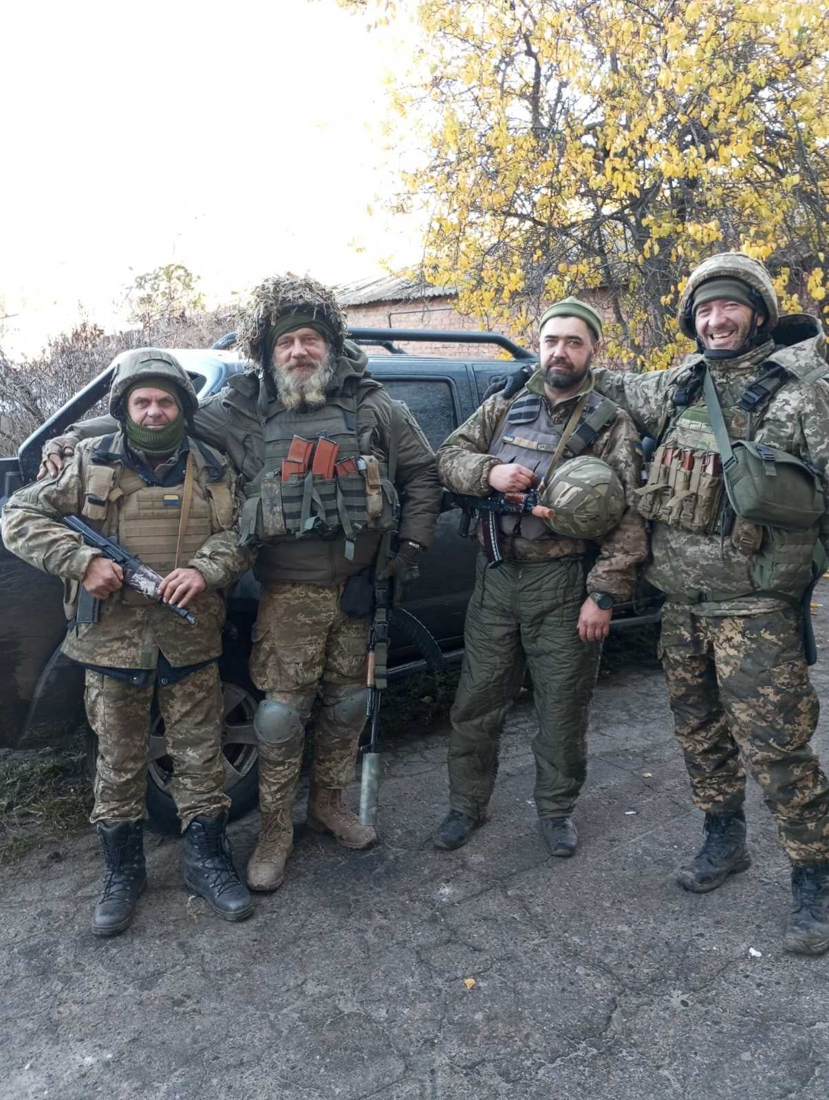 Гранатометник Дід із побратимами (крайній ліворуч)