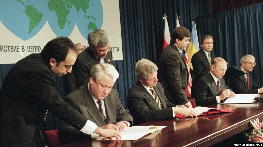 Президент Росії Борис Єльцин (ліворуч), президент США Білл Клінтон (у центрі), президент України Леонід Кучма і прем'єр-міністр Великої Британії Джон Мейджор (праворуч) на церемонії підписання Україною Договору про нерозповсюдження ядерної зброї. Будапешт, 5 грудня 1994 року. Фото: AP