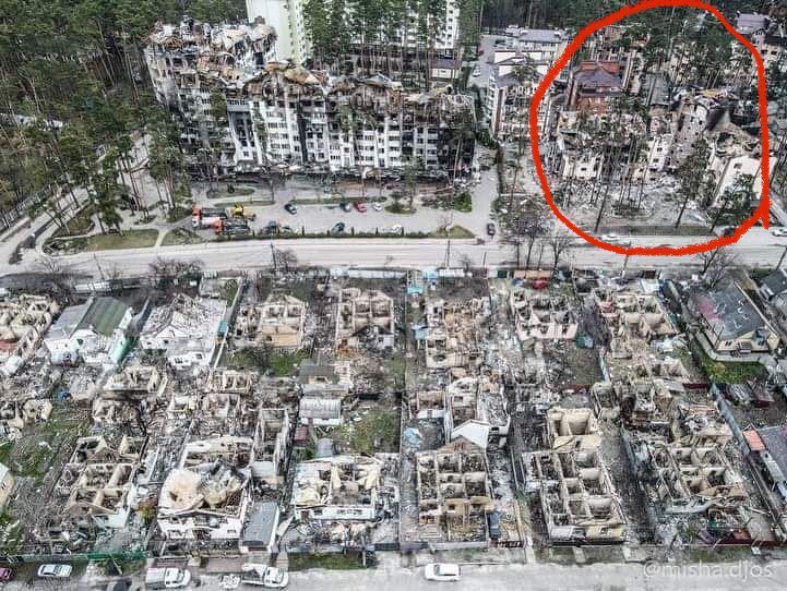 Червоним обведено будівлю, яку почали зносити. Зліва від неї на фото - також відомий зруйнований ЖК "Ірпінські липки"