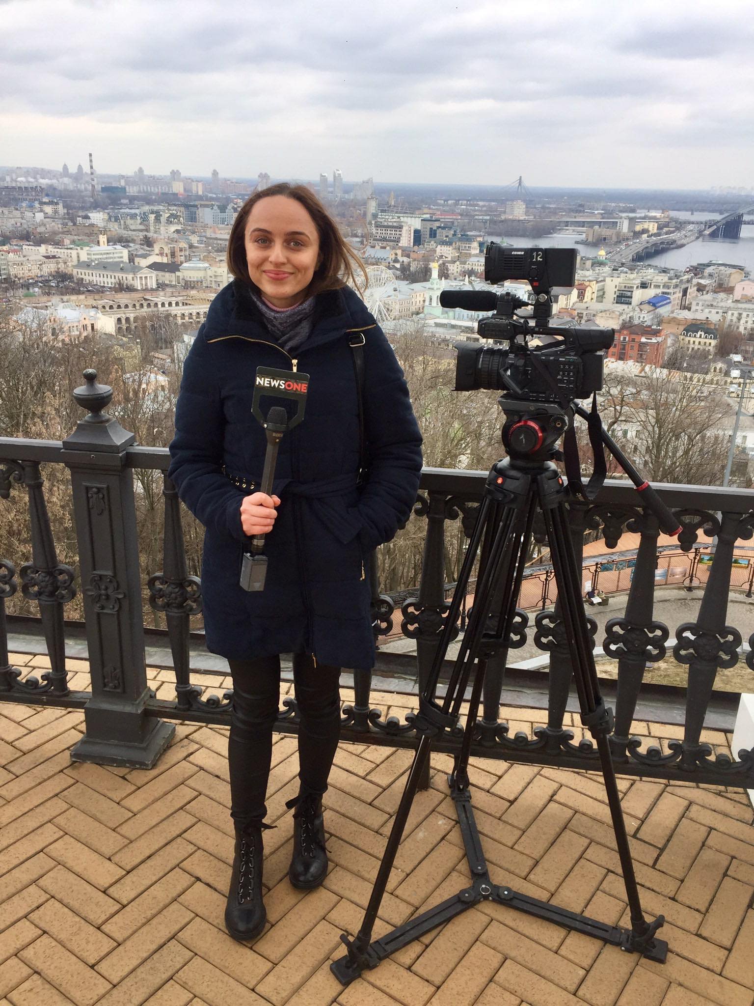 Журналістка телеканалу NewsOne Тетяна Жембоцька скаржилася на виступ Любові Величко і знімала її на мобільний телефон без жодних пояснень