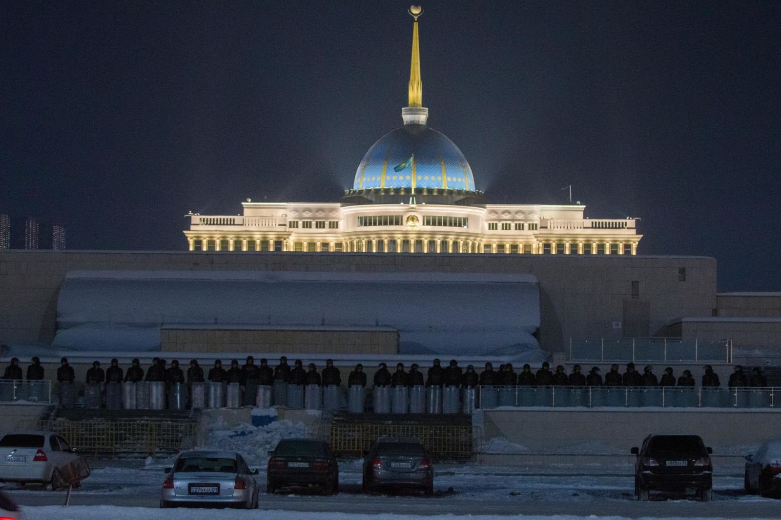 Силовики навпроти президентського палацу Ак-Орда. Turar Kazangapov/TASS/Reuters