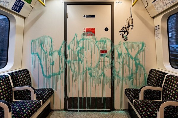 Відео дня. Banksy малює графіті про коронавірус у лондонській підземці