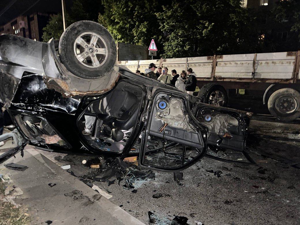 Пошкоджений службовий автомобіль після інциденту на Сихові у Львові. Суспільне Львів/Грицан Ірина