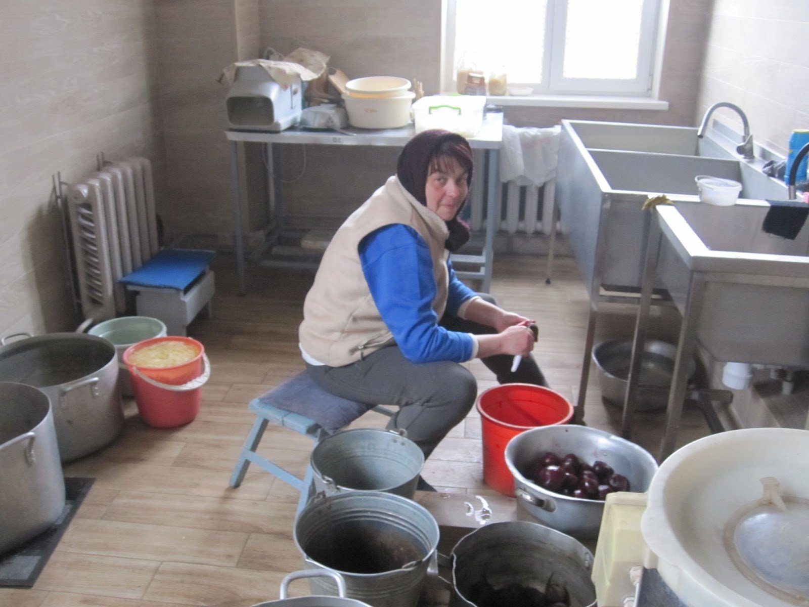 Штатна кухонна помічниця Ірина Полегешко чистить овочі