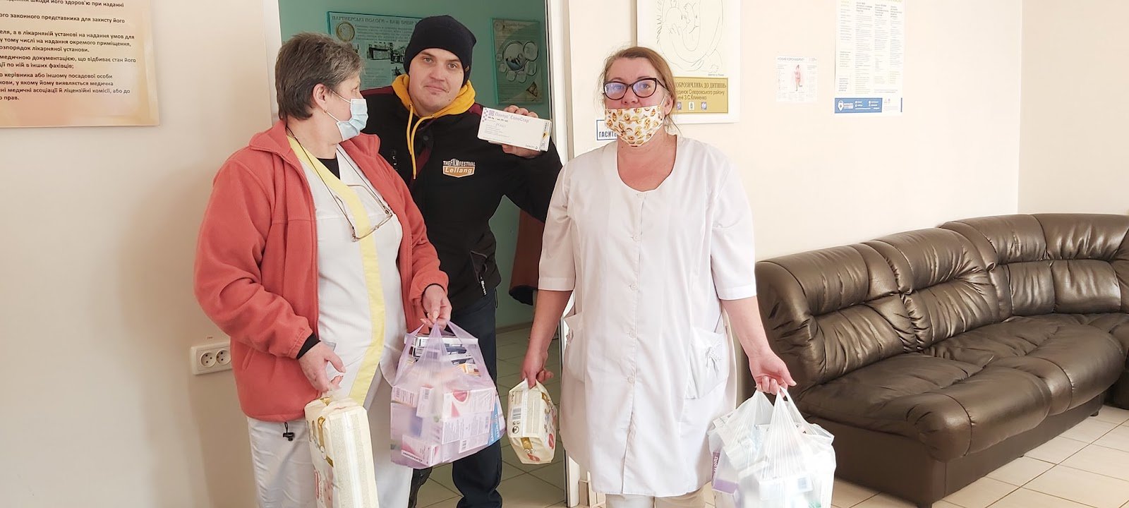 Херсонські лікарі з пакунками ліків від волонтерів. 4 березня 2022 року. Фото з фейсбук-сторінки Ірини Саліхової