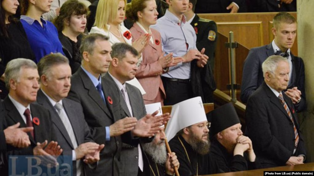 В 2015 році під час виступу Президента Петра Порошенка Онуфрій не встав разом з усіма, коли згадували українських військових. Фото: lb.ua