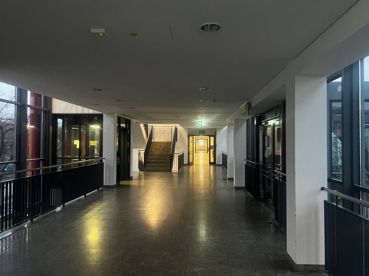 Один із коридорів у центрі для українських біженців. Фото автора