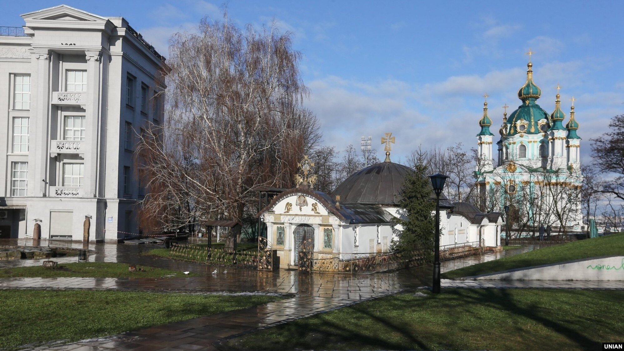 «Храм-МАФ». Так звана каплиця УПЦ МП, незаконно збудована біля фундаменту Десятинної церкви на території Національного музею історії України. У 2023 році суд ухвалив рішення про її знесення. Фото: УНІАН